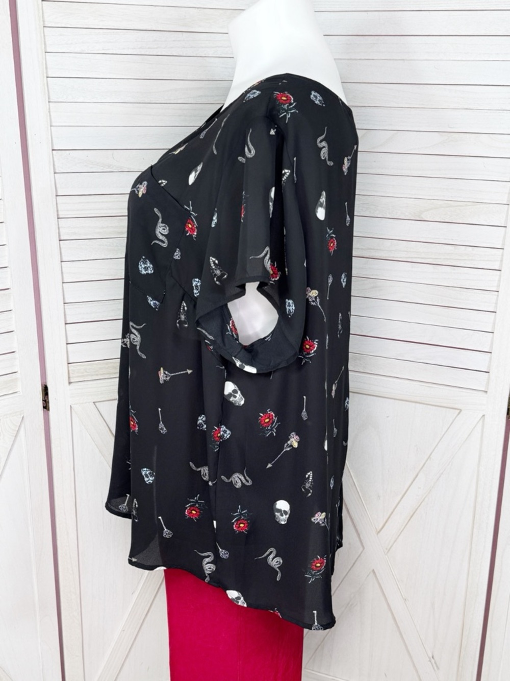 Torrid Gothic Skulls Print Chiffon Button Back Pocket Tee Blouse Black 4X - Picture 3 of 12